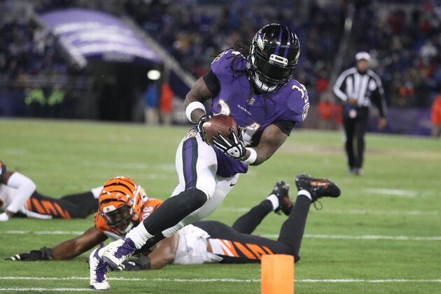 BALTIMORE, MD - DECEMBER 31: Running back Alex Collins #34 of the Baltimore Ravens rushes for a touchdown in the third quarter against the Cincinnati Bengals at M&T Bank Stadium on December 31, 2017 in Baltimore, Maryland. (Photo by Rob Carr/Getty Images)