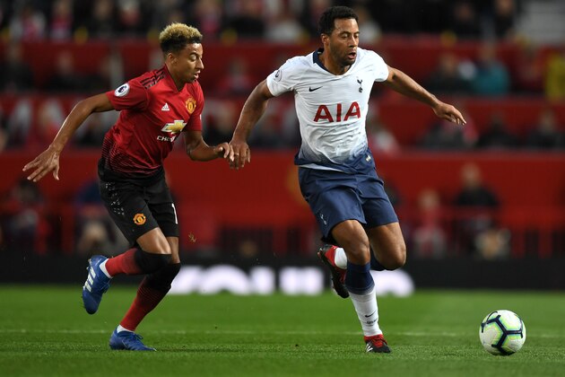 MANCHESTER, ENGLAND - AUGUST 27:  Mousa Dembele of Tottenham Hotspur battles for possession with Jesse Lingard of Manchester United during the Premier League match between Manchester United and Tottenham Hotspur at Old Trafford on August 27, 2018 in Manchester, United Kingdom.  (Photo by Michael Regan/Getty Images)