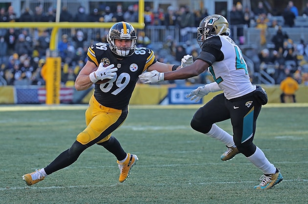 PITTSBURGH, PA - JANUARY 14: Vance McDonald #89 of the Pittsburgh Steelers stiff arms Barry Church #42 of the Jacksonville Jaguars after a reception in the third quarter during the AFC Divisional Playoff game at Heinz Field on January 14, 2018 in Pittsburgh, Pennsylvania. (Photo by Brett Carlsen/Getty Images)