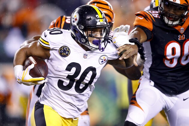 CINCINNATI, OH - DECEMBER 04:  James Conner #30 of the Pittsburgh Steelers runs with the ball against the Cincinnati Bengals during the second half at Paul Brown Stadium on December 4, 2017 in Cincinnati, Ohio.  (Photo by Andy Lyons/Getty Images)