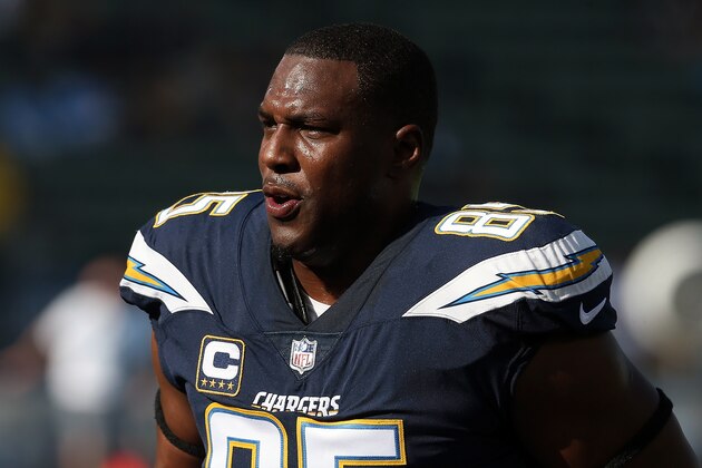 CARSON, CA - DECEMBER 31:  Antonio Gates #85 of the Los Angeles Chargers is seen running onto the field prior to the game against the Oakland Raiders at StubHub Center on December 31, 2017 in Carson, California.  (Photo by Stephen Dunn/Getty Images)