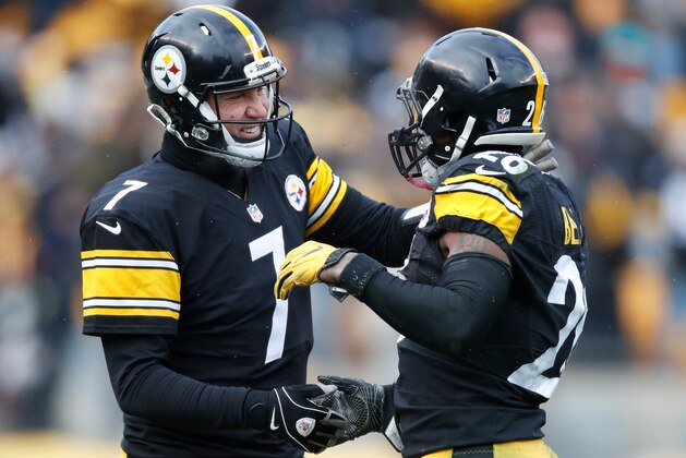 PITTSBURGH, PA - JANUARY 08:  Le'Veon Bell #26 of the Pittsburgh Steelers celebrates with quarterback Ben Roethlisberger #7 after scoring a touchdown during the second quarter against the Miami Dolphins in the AFC Wild Card game at Heinz Field on January 8, 2017 in Pittsburgh, Pennsylvania.  (Photo by Gregory Shamus/Getty Images)