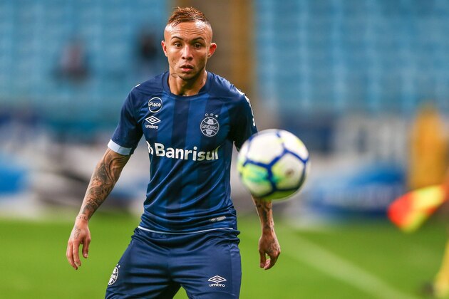 PORTO ALEGRE, BRAZIL - AUGUST 22: Everton of Gremio during the match Gremio v Cruzeiro as part of Brasileirao Series A 2018, at Arena do Gremio on August 22, 2018, in Porto Alegre, Brazil. (Photo by Lucas Uebel/Getty Images)