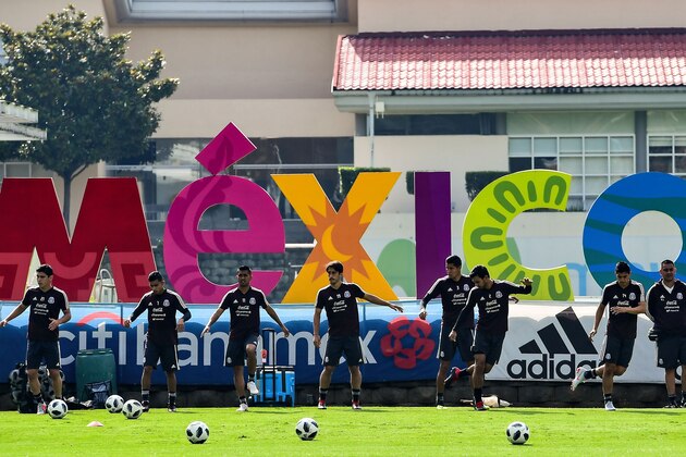 Mexico's national football team players take part in a training session at the High Performance Centre (CAR) on the outskirts of Mexico City, on September 4, 2018. - Mexico will play Uruguay and the US in friendly matches in September. (Photo by Ronaldo SCHEMIDT / AFP)        (Photo credit should read RONALDO SCHEMIDT/AFP/Getty Images)