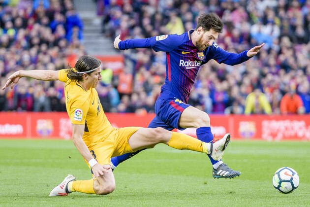 BARCELONA, SPAIN - MARCH 04: Lionel Andres Messi of FC Barcelona (R) fights for the ball with Filipe Luis of Atletico de Madrid (L) during the La Liga 2017-18 match at Camp Nou between FC Barcelona and Atletico de Madrid on 04 March 2018 in Barcelona, Spain. (Photo by Power Sport Images/Getty Images)
