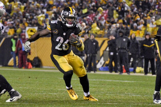 Pittsburgh Steelers running back Le'Veon Bell (26) runs the ball against the New England Patriots during the first half of an NFL football game in Pittsburgh, Sunday, Dec. 17, 2017. (AP Photo/Don Wright)