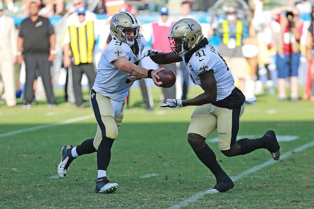 CARSON, CA - AUGUST 25: Quarterback Drew Brees #9 of the New Orleans Saints hands of the ball to running back Alvin Kamara #41 of the New Orleans Saints during a preseason NFL game at StubHub Center on August 25, 2018 in Carson, California.  (Photo by Leon Bennett/Getty Images)