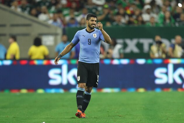 HOUSTON, TX - SEPTEMBER 07: Luis Suarez of Uruguay discusses a play during the International Friendly match between Mexico and Uruguay at NRG Stadium on September 7, 2018 in Houston, United States. (Photo by Omar Vega/Getty Images)