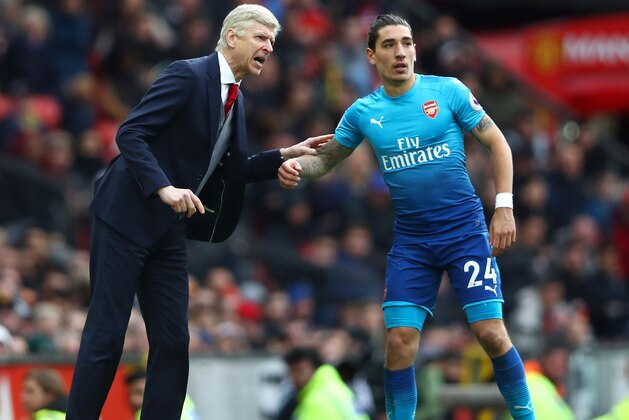 MANCHESTER, ENGLAND - APRIL 29:  Arsene Wenger, Manager of Arsenal speaks to Hector Bellerin of Arsenal  during the Premier League match between Manchester United and Arsenal at Old Trafford on April 29, 2018 in Manchester, England.  (Photo by Clive Brunskill/Getty Images)