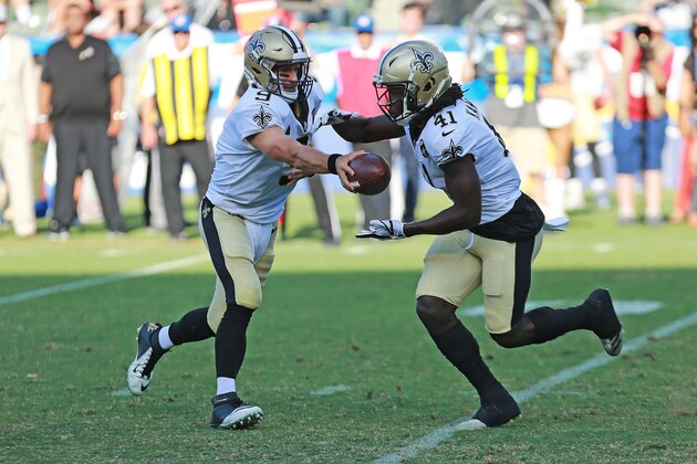 CARSON, CA - AUGUST 25: Quarterback Drew Brees #9 of the New Orleans Saints hands of the ball to running back Alvin Kamara #41 of the New Orleans Saints during a preseason NFL game at StubHub Center on August 25, 2018 in Carson, California.  (Photo by Leon Bennett/Getty Images)