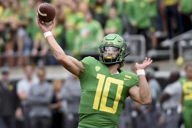EUGENE, OR - SEPTEMBER 08:  Quarterback Justin Herbert #10 of the Oregon Ducks throws a touchdown pass during the first quarter of the game against the Portland State Vikings at Autzen Stadium on September 8, 2018 in Eugene, Oregon.  (Photo by Steve Dykes/Getty Images)
