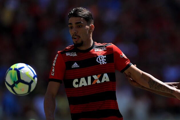 RIO DE JANEIRO, BRAZIL - SEPTEMBER 02: Lucas Paqueta (L) of Flamengo struggles for the ball with Luiz Otavio of Ceara during a match between Flamengo and Ceara as part of Brasileirao Series A 2018 at Maracana Stadium on September 02, 2018 in Rio de Janeiro, Brazil. (Photo by Buda Mendes/Getty Images)