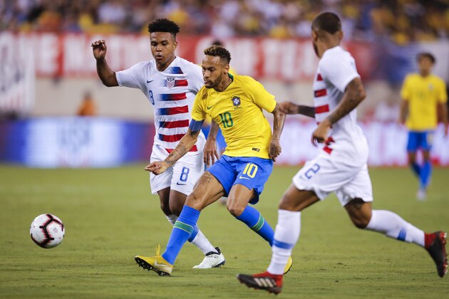 Brazil's foward Neymar (R) vies for the ball against US midfielder Weston McKennie and defender DeAndre Yedlin during the international friendly match between Brazil and the US at the Metlife Stadium in East Rutherford, New Jersey on September 7, 2018. (Photo by EDUARDO MUNOZ ALVAREZ / AFP)        (Photo credit should read EDUARDO MUNOZ ALVAREZ/AFP/Getty Images)