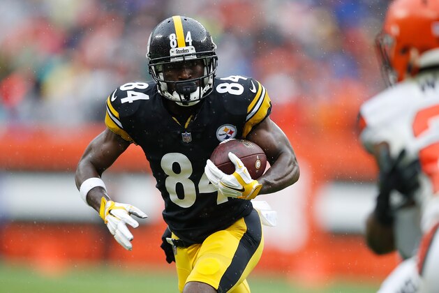 CLEVELAND, OH - SEPTEMBER 09:  Antonio Brown #84 of the Pittsburgh Steelers carries the ball during the first quarter against the Cleveland Browns at FirstEnergy Stadium on September 9, 2018 in Cleveland, Ohio. (Photo by Joe Robbins/Getty Images)