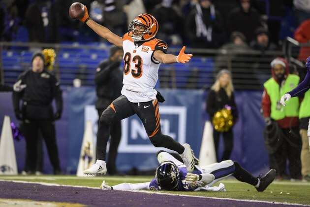 Tyler Boyd, de los Bengals de Cincinnati, anota frente a Brandon Carr, de los Ravens de Baltimore, para definir el encuentro del domingo 31 de diciembre de 2017 (AP Foto/Nick Wass)