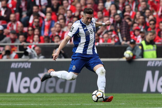LISBON, PORTUGAL - APRIL 15: FC Porto midfielder Hector Herrera from Mexico scores Porto goal during the Portuguese Primeira Liga match between SL Benfica and FC Porto at Estadio da Luz on April 15, 2018 in Lisbon, Lisboa. (Photo by Carlos Rodrigues/Getty Images)