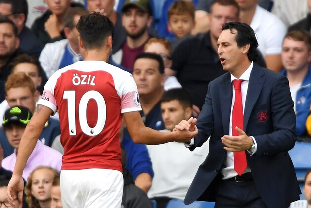 LONDON, ENGLAND - AUGUST 18:  Mesut Ozil of Arsenal shakes hands with Unai Emery, Manager of Arsenal as he leaves the pitch from substitution during the Premier League match between Chelsea FC and Arsenal FC at Stamford Bridge on August 18, 2018 in London, United Kingdom.  (Photo by Mike Hewitt/Getty Images)