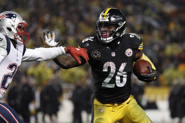 Pittsburgh Steelers running back Le'Veon Bell runs against the New England Patriots during an NFL football game at Heinz Field in Pittsburgh Sunday, Dec. 17, 2017. (Winslow Townson/AP Images for Panini)