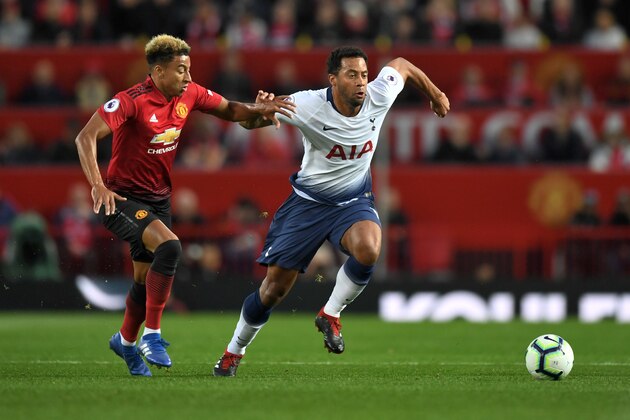 MANCHESTER, ENGLAND - AUGUST 27:  Mousa Dembele of Tottenham Hotspur battles for possession with Jesse Lingard of Manchester United during the Premier League match between Manchester United and Tottenham Hotspur at Old Trafford on August 27, 2018 in Manchester, United Kingdom.  (Photo by Michael Regan/Getty Images)