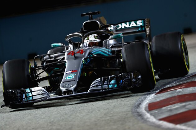 SINGAPORE - SEPTEMBER 16: Lewis Hamilton of Great Britain driving the (44) Mercedes AMG Petronas F1 Team Mercedes WO9 on track during the Formula One Grand Prix of Singapore at Marina Bay Street Circuit on September 16, 2018 in Singapore.  (Photo by Mark Thompson/Getty Images)