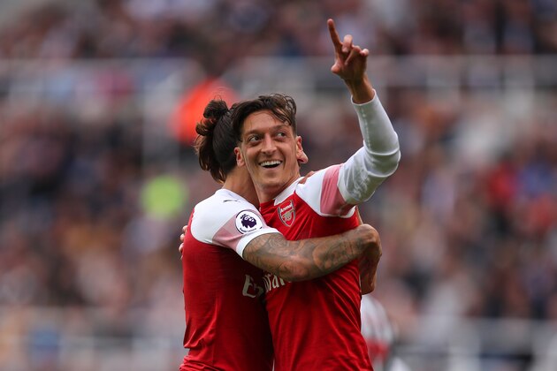 NEWCASTLE UPON TYNE, ENGLAND - SEPTEMBER 15:  Mesut Ozil of Arsenal celebrates after scoring a goal to make it 0-2 during the Premier League match between Newcastle United and Arsenal FC at St. James Park on September 15, 2018 in Newcastle upon Tyne, United Kingdom. (Photo by Robbie Jay Barratt - AMA/Getty Images)