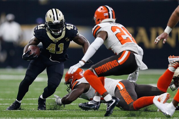 NEW ORLEANS, LA - SEPTEMBER 16:  Genard Avery #55 of the Cleveland Browns attempts to tackle Alvin Kamara #41 of the New Orleans Saints during the second quarter   at Mercedes-Benz Superdome on September 16, 2018 in New Orleans, Louisiana.  (Photo by Jonathan Bachman/Getty Images)