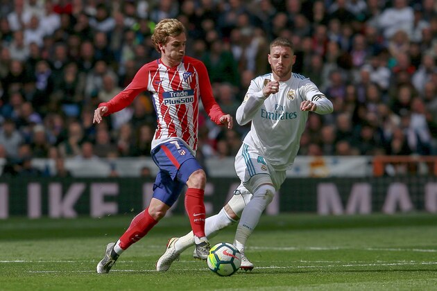 MADRID, SPAIN - APRIL 08: Antoine Griezmann (L) of Atletico de Madrid competes for the ball with Sergio Ramos (R) of Real Madrid CF during the La Liga match between Real Madrid CF and Club Atletico de Madrid at Estadio Santiago Bernabeu on April 8, 2018 in Madrid, Spain. (Photo by Gonzalo Arroyo Moreno/Getty Images)