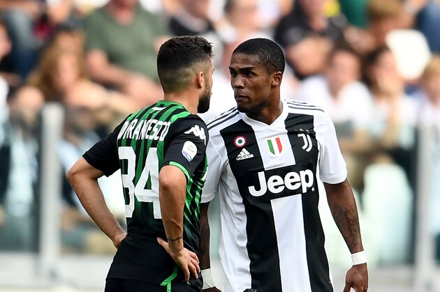 TURIN, ITALY - SEPTEMBER 16:  Douglas Costa of Juventus (R) spits to Federico Di Francesco of Sassuolo during the serie A match between Juventus and US Sassuolo at Allianz Stadium on September 16, 2018 in Turin, Italy.  (Photo by Claudio Villa./Getty Images)