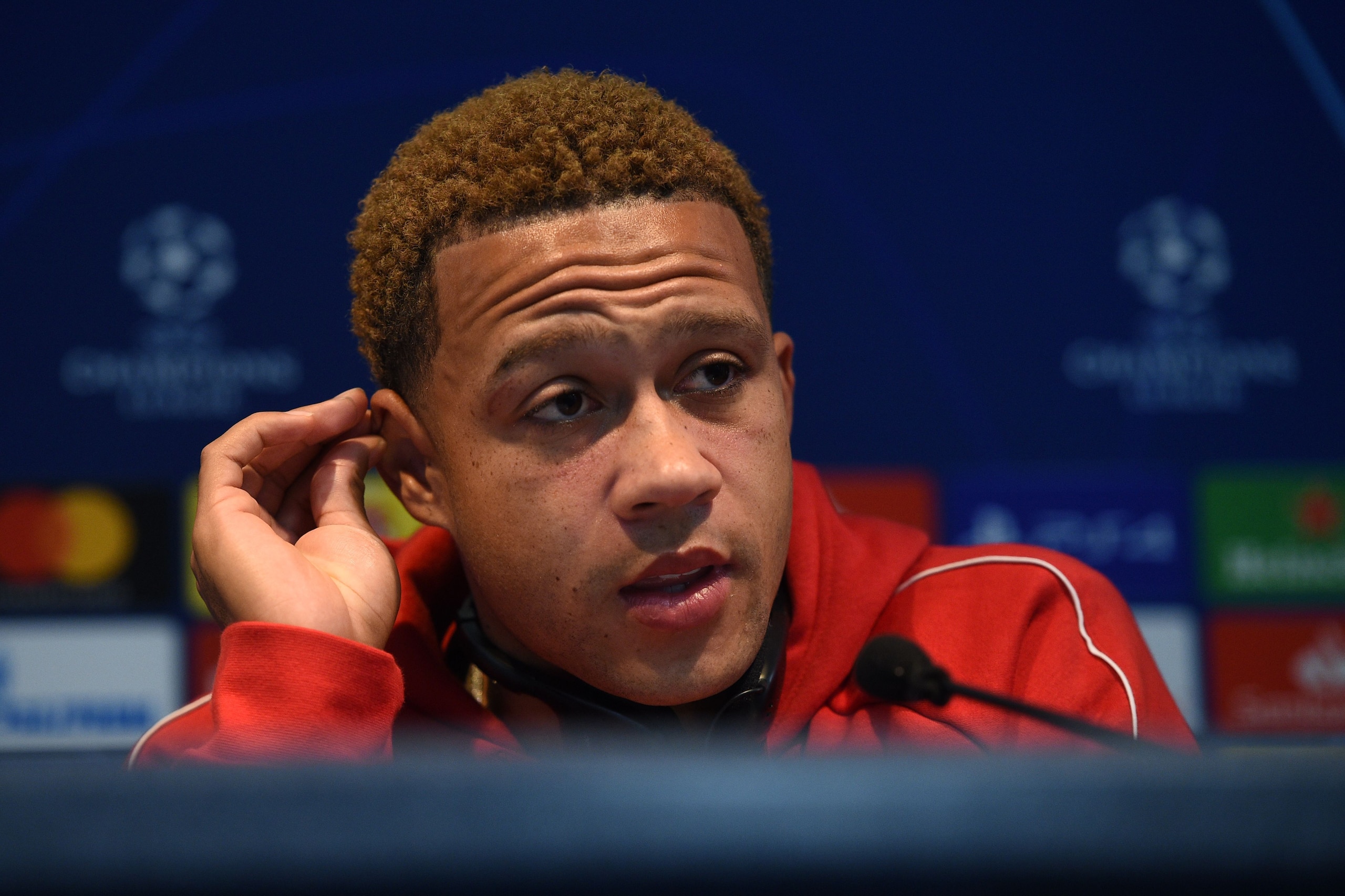 Lyon's Dutch striker Memphis Depay attends a press conference at the Etihad Stadium in Manchester, north west England on September 18, 2018, on the eve of the UEFA Champions League first round football match between Manchester City and Lyon. (Photo by Oli SCARFF / AFP)        (Photo credit should read OLI SCARFF/AFP/Getty Images)