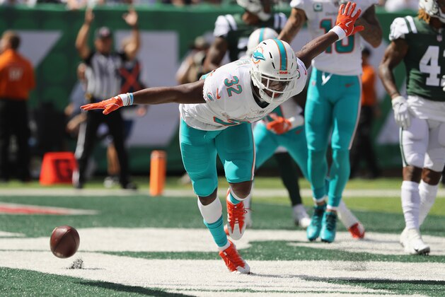 EAST RUTHERFORD, NJ - SEPTEMBER 16:  Running back Kenyan Drake #32 of the Miami Dolphins celebrates his touchdown against the New York Jets during the first quarter at MetLife Stadium on September 16, 2018 in East Rutherford, New Jersey.  (Photo by Elsa/Getty Images)