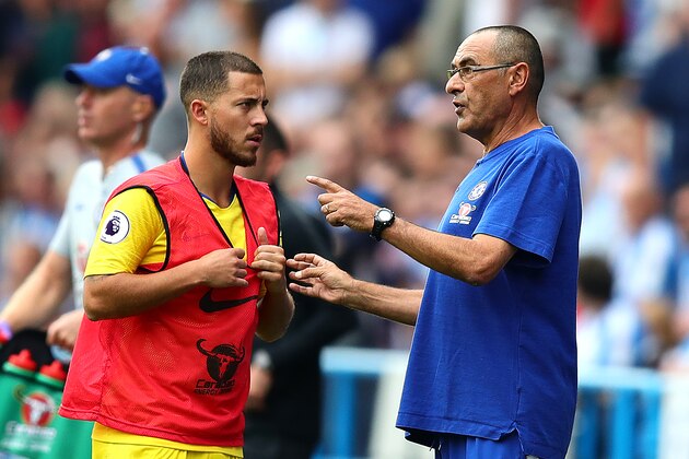 HUDDERSFIELD, ENGLAND - AUGUST 11: Chelsea manager Maurizio Sarri makes a point to Eden Hazard during the Premier League match between Huddersfield Town and Chelsea FC at John Smith's Stadium on August 11, 2018 in Huddersfield, United Kingdom. (Photo by Chris Brunskill/Fantasista/Getty Images)