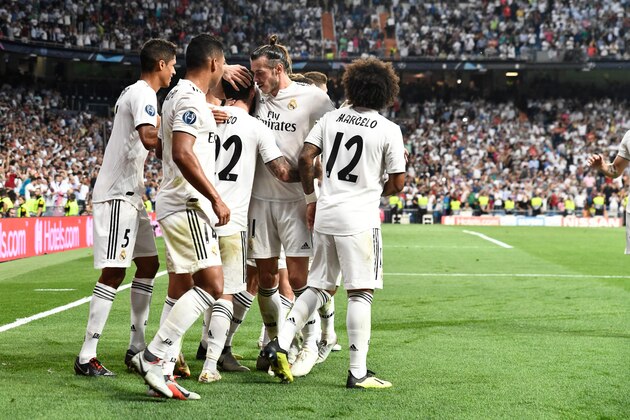 Real Madrid's Welsh forward Gareth Bale (2R) congratulates Real Madrid's Spanish midfielder Isco for scoring their team's opening goal during the UEFA Champions League group G football match between Real Madrid CF and AS Roma at the Santiago Bernabeu stadium in Madrid on September 19, 2018. (Photo by OSCAR DEL POZO / AFP)        (Photo credit should read OSCAR DEL POZO/AFP/Getty Images)