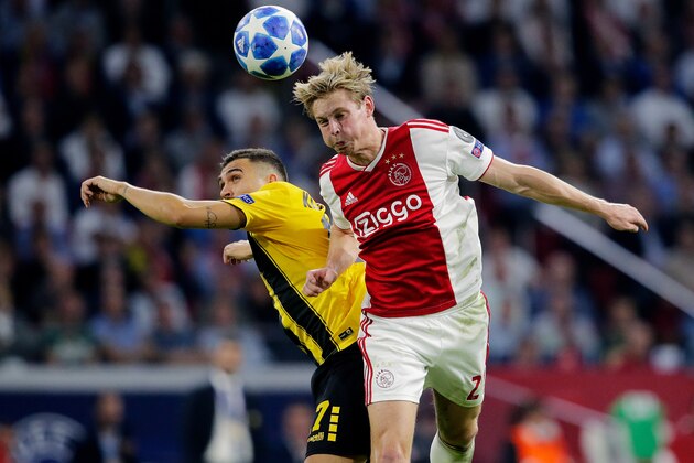 AMSTERDAM, NETHERLANDS - SEPTEMBER 19: (L-R) Viktor Klonaridis of AEK, Frenkie de Jong of Ajax  during the UEFA Champions League  match between Ajax v AEK Athene at the Johan Cruijff Arena on September 19, 2018 in Amsterdam Netherlands (Photo by Erwin Spek/Soccrates/Getty Images)