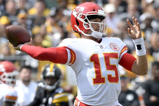 El quarterback Patrick Mahomes, de los Chiefs de Kansas City, lanza en el primer cuarto del encuentro de NFL ante los Steelers, en Pittsburgh, el domingo 16 de septiembre de 2018. (AP Foto/Don Wright)