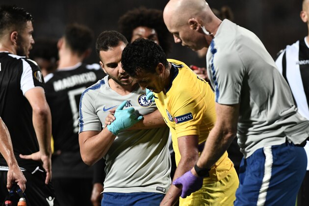 Chelsea's Pedro Rodriguez (C) is assisted as he leaves the field during the UEFA Europa League Group L football match between PAOK Thessaloniki and Chelsea at Toumba stadium in Thessaloniki on September 20, 2018. (Photo by Sakis MITROLIDIS / AFP)        (Photo credit should read SAKIS MITROLIDIS/AFP/Getty Images)