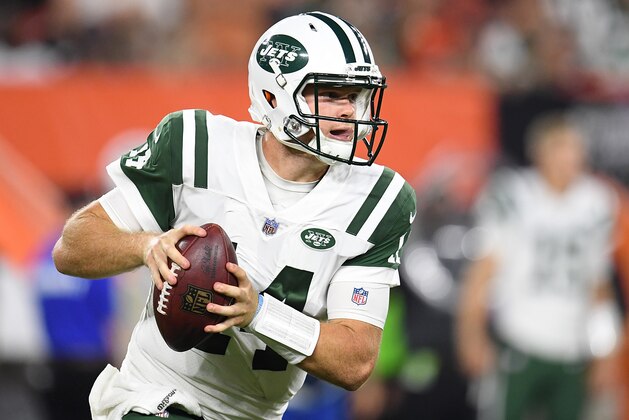 CLEVELAND, OH - SEPTEMBER 20:  Sam Darnold #14 of the New York Jets looks to pass during the second quarter against the Cleveland Browns at FirstEnergy Stadium on September 20, 2018 in Cleveland, Ohio. (Photo by Jason Miller/Getty Images)