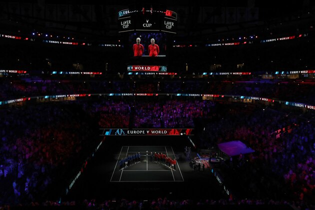 CHICAGO, IL - SEPTEMBER 21:  Team Europe and Team World pose with former tennis player Rod Laver of Australia on day one of the 2018 Laver Cup at the United Center on September 21, 2018 in Chicago, Illinois.  (Photo by Matthew Stockman/Getty Images for The Laver Cup)