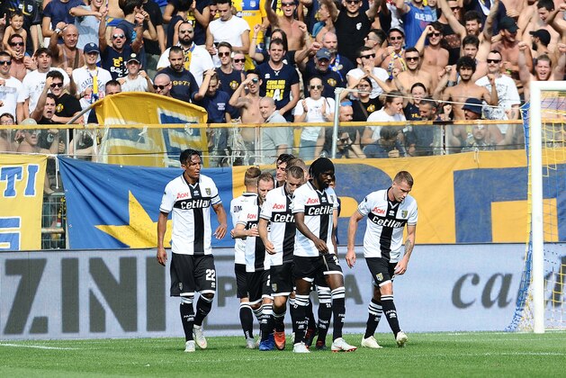 PARMA, ITALY - SEPTEMBER 22: Roberto Inglese of Parma Calcio celebrates after scoring the opening goal during the serie A match between Parma Calcio and Cagliari at Stadio Ennio Tardini on September 22, 2018 in Parma, Italy.  (Photo by Mario Carlini / Iguana Press/Getty Images)