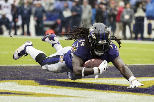 BALTIMORE, MD - SEPTEMBER 23: Alex Collins #34 of the Baltimore Ravens scores a touchdown against the Denver Broncos during the first half at M&T Bank Stadium on September 23, 2018 in Baltimore, MD.  (Photo by Scott Taetsch/Getty Images)