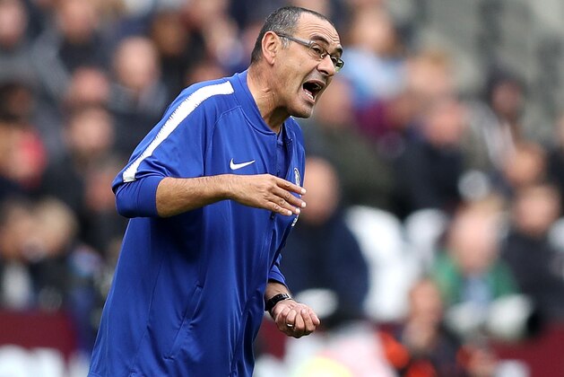 LONDON, ENGLAND - SEPTEMBER 23:  Maurizio Sarri, Manager of Chelsea gives his team instructions during the Premier League match between West Ham United and Chelsea FC at London Stadium on September 23, 2018 in London, United Kingdom.  (Photo by Dan Istitene/Getty Images)
