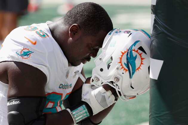 EAST RUTHERFORD, NJ - SEPTEMBER 16:  Defensive end William Hayes #95 of the Miami Dolphins takes a moment before the game against the New York Jets at MetLife Stadium on September 16, 2018 in East Rutherford, New Jersey.  (Photo by Michael Owens/Getty Images)