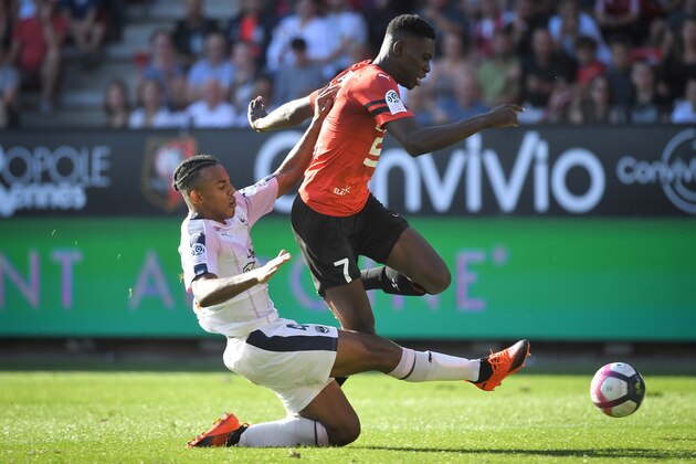 Bordeaux's French defender Jules Kounde (L) vies with Rennes' Senegalese forward Ismaila Sarr during the French L1 football match Rennes vs Bordeaux, on September 2, 2018 at the Roazhon Park stadium in Rennes, western France. (Photo by LOIC VENANCE / AFP)        (Photo credit should read LOIC VENANCE/AFP/Getty Images)