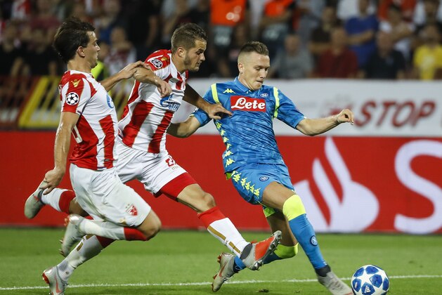 BELGRADE, SERBIA - SEPTEMBER 18: Piotr Zielinski (R) of SSC Napoli in action against Goran Causic (C) and Filip Stojkovic (L) of Crvena Zvezda during the Group C match of the UEFA Champions League between Crvena Zvezda Belgrade and SSC Napoli at Rajko Mitic Stadium on September 18, 2018 in Belgrade, Serbia. (Photo by Srdjan Stevanovic/Getty Images)