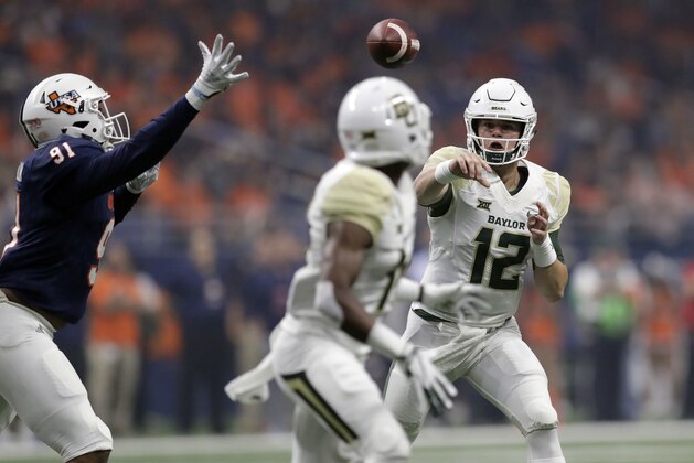 Baylor quarterback Charlie Brewer (12) throws to teammate Chris Platt, center, as UTSA defensive end Jarrod Carter-McLin (91) defends on the play during the first half of a NCAA college football game, Saturday, Sept. 8, 2018, in San Antonio. (AP Photo/Eric Gay)