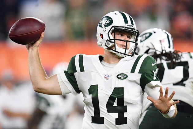 CLEVELAND, OH - SEPTEMBER 20:  Sam Darnold #14 of the New York Jets throws a second quarter pass against the Cleveland Browns at FirstEnergy Stadium on September 20, 2018 in Cleveland, Ohio. (Photo by Jason Miller/Getty Images)