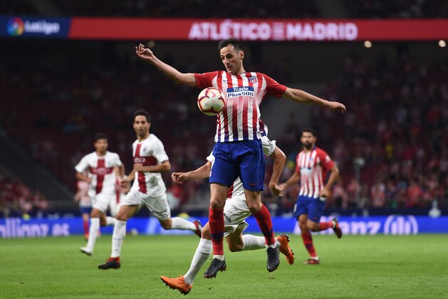 MADRID, SPAIN - SEPTEMBER 25:  Nikola Kalinic of Club Atletico de Madrid controls the ball during the La Liga match between Club Atletico de Madrid and SD Huesca at Wanda Metropolitano on September 25, 2018 in Madrid, Spain. (Photo by Denis Doyle/Getty Images)