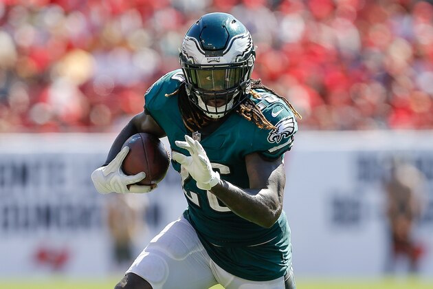 TAMPA, FL - SEPTEMBER 16:  Jay Ajayi #26 of the Philadelphia Eagles runs with the ball against the Tampa Bay Buccaneers at Raymond James Stadium on September 16, 2018 in Tampa, Florida.  (Photo by Michael Reaves/Getty Images)