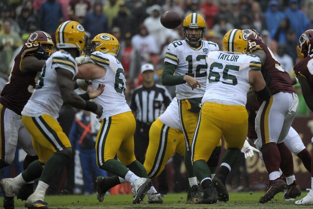 Green Bay Packers quarterback Aaron Rodgers (center) passes the ball to running back Ty Montgomery (left) during an NFL football game against the Washington Redskins, Sunday, Sept. 23, 2018, in Landover, Md. (AP Photo/Mark Tenally)