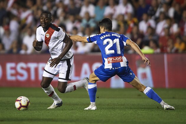 MADRID, SPAIN - SEPTEMBER 28:  Giannelli Imbula (L) of Rayo Vallecano competes for the ball with Marc Roca of RCD Espanyol during the La Liga match between Rayo Vallecano de Madrid and RCD Espanyol at Campo de Futbol de Vallecas on September 28, 2018 in Madrid, Spain. (Photo by Quality Sport Images/Getty Images)