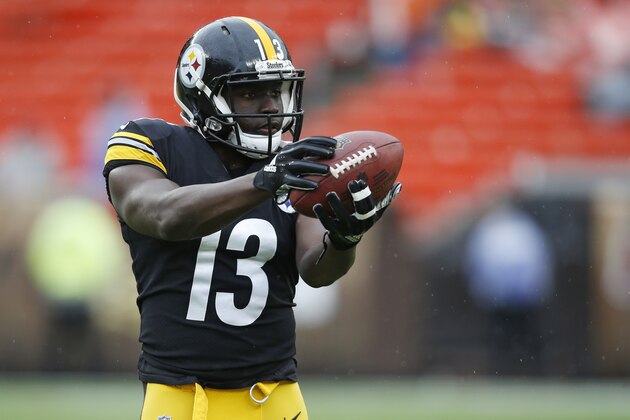 Pittsburgh Steelers wide receiver James Washington warms up before an NFL football game between the Cleveland Browns and the Pittsburgh Steelers, Sunday, Sept. 9, 2018, in Cleveland. (AP Photo/Ron Schwane)
